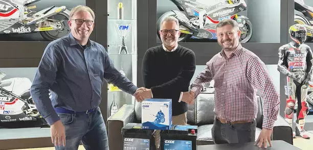 Exide Technologies und das LIQUI MOLY Dynavolt Intact GP Team bekräftigen ihre Partnerschaft mit einem neuen Dreijahresvertrag, von links nach rechts: Stefan Seifert (Exide Technologies), Stefan Keckeisen (LIQUI MOLY Dynavolt Intact GP), John Lees (Exide Technologies).